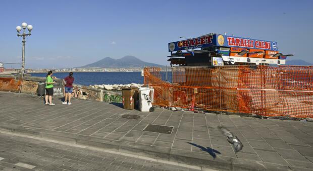 Napoli, via i chioschi dal lungomare per l'America's Cup: «Ma torneranno più piccoli e con un nuovo piano»