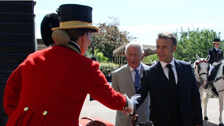 Macron vola a Londra per ammirare l'arazzo di Bayeux: l'accoglienza 'reale' di Re Carlo II...