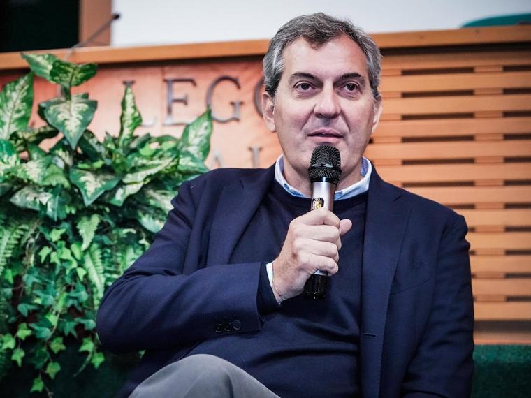 Calabresi si lancia: sindaco a Milano. Il gelo con la Schlein