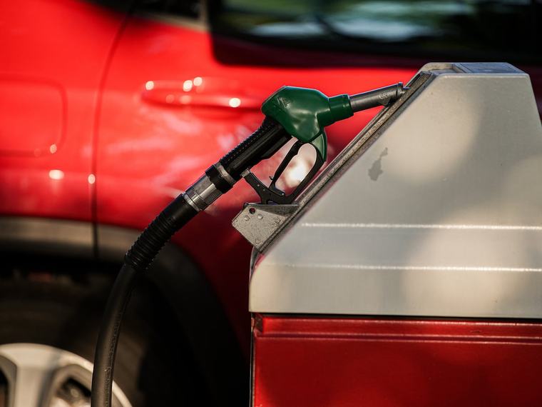 Caro carburanti, altri cinque giorni di sconto sul diesel: il governo usa l’extragettito Iva e prepara gli aiuti selettivi