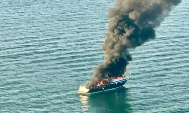 Yacht in fiamme a Jesolo, in dieci a bordo