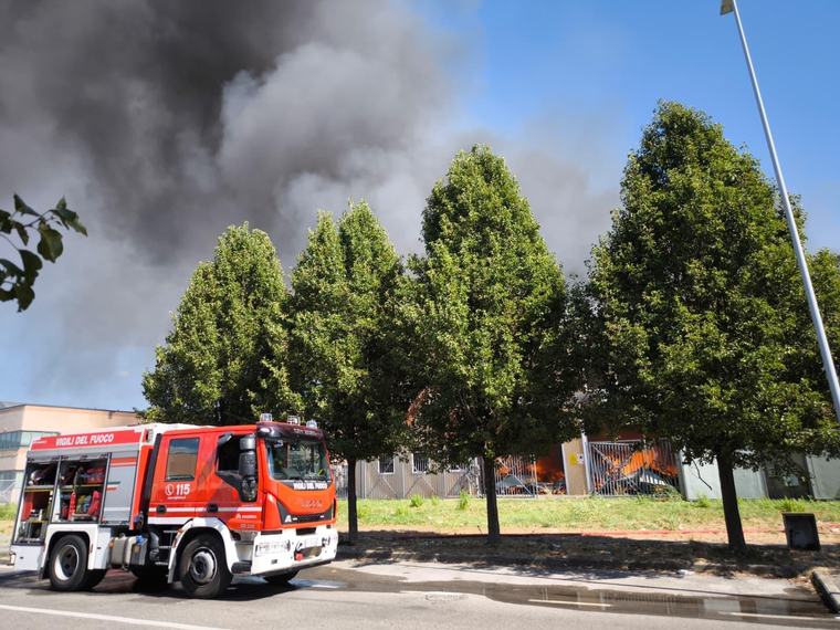 Azienda tessile in fiamme, alta colonna di fumo nella zona industriale di Prato