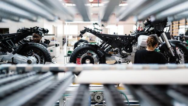 Moto Guzzi, a Mandello la fabbrica al lavoro si mostra eccezionalmente