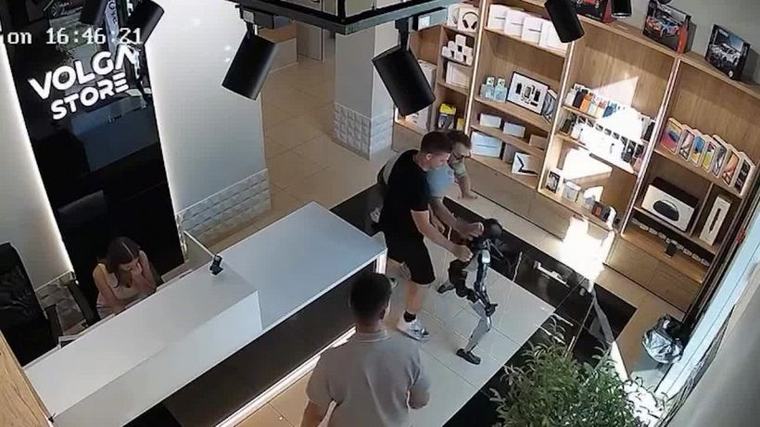 Cliente spinge robot umanoide: scatta la rissa!