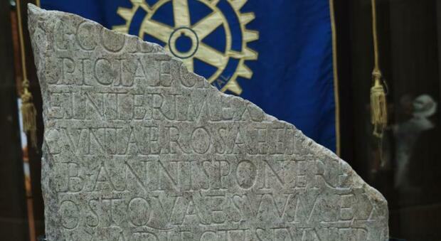 Stele delle Rose, l'iscrizione funeraria torna a casa dopo il restauro