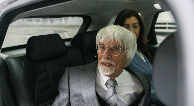 Bernie Ecclestone arrestato a 95 anni, l'ex patron della Formula 1 trovato con un fucile a bordo del suo jet privato