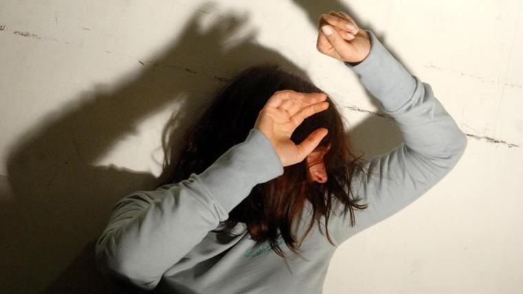 Violenta una 13enne nel minimarket, scarcerato: “Ha mostrato dispiacere”