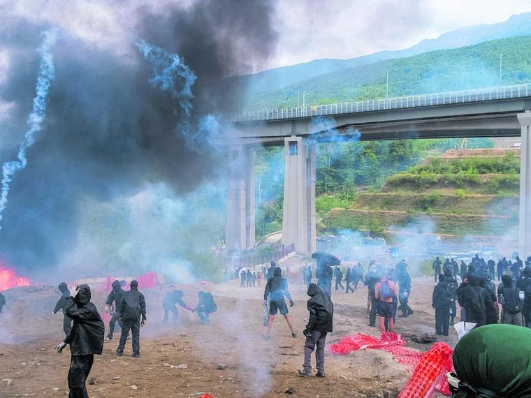 Ora il Pd va in corteo con i No Tav: “Non impediamo a nessuno di aggiungersi”
