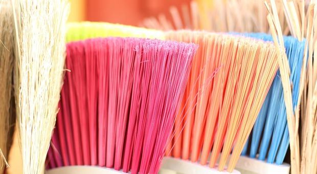 Sacchetto di plastica sulla scopa, ecco come funziona il nuovo trucchetto per spazzare meglio