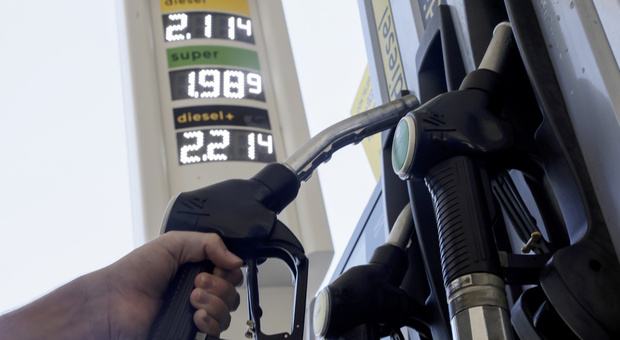 Caro carburanti, cosa farà il governo? Sconti fino a settembre e per redditi bassi. No del Codacons: «Misure siano per tutti»