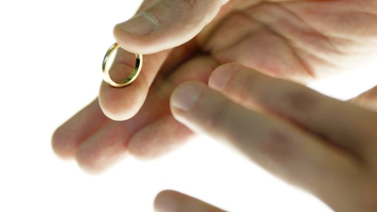 Ritrova dopo quasi 50 anni la fede nuziale persa dal padre