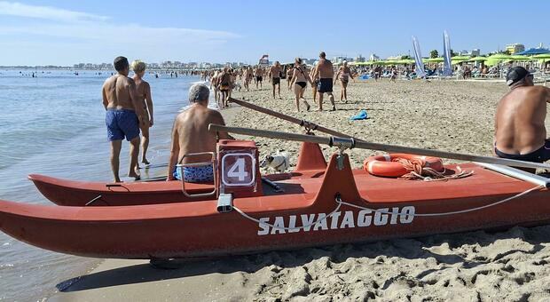 Malore mentre fa il bagno in mare, un parente lo vede in difficoltà e chiede aiuto: 63enne muore sulla spiaggia