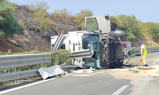 Camion si ribalta sull'autostrada A2: incendio e traffico bloccato