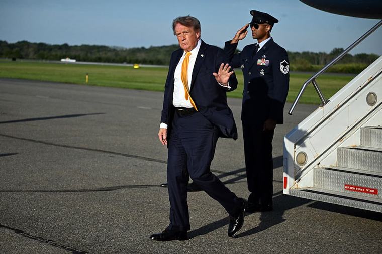Trump dice addio al biondo platino: ora i capelli sono castani Il cambio di look Il presidente Usa è stato fotografato con un look decisamente inaspettato. Ma già qualche... 06 set - 15:52