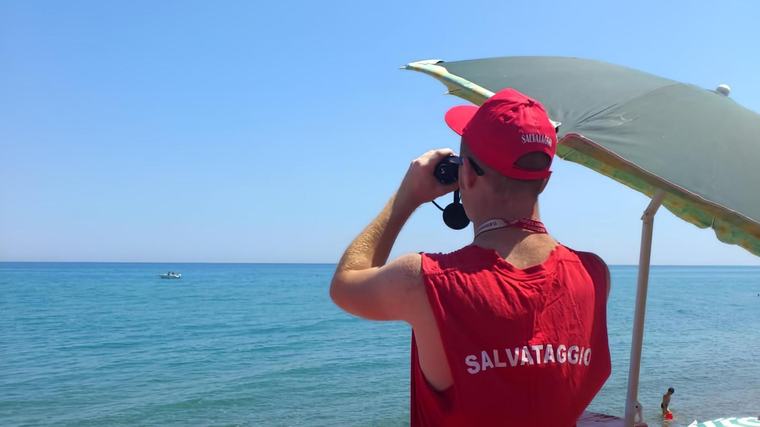 Tragedia al mare, donna accusa un malore e muore annegata