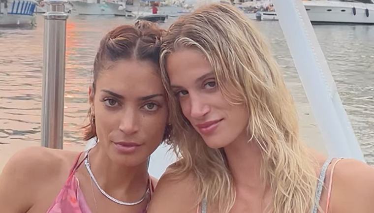 Elodie, il bacio con Franceska tra gli scogli: “Fine della fuga”