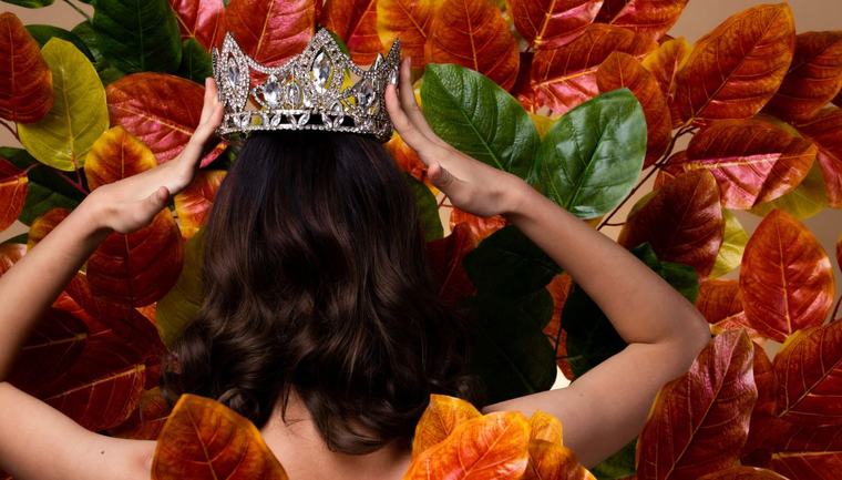 Un parto cesareo trasformato in alta moda, l’abito di Miss Uganda sconvolge il mondo