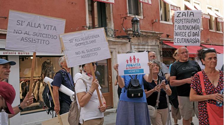 In Veneto il suicidio assistito è legge. Il patriarca di Venezia: così si rischia una deriva