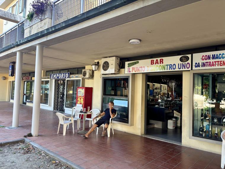 La notte delle spaccate . Bar devastato: irruzione di tre giovani malviventi