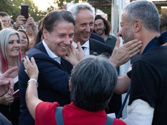 Giuseppe Conte alla Festa dell'Unità di Bologna, gli applausi del popolo dem e l'elogio di Lepore: «Ha fatto molto bene»