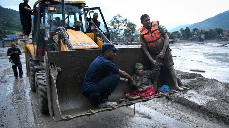 Alluvione tra Nepal e Tibet: 165 morti, oltre 1.300 dispersi. Tajani: "Salvi i due italiani"