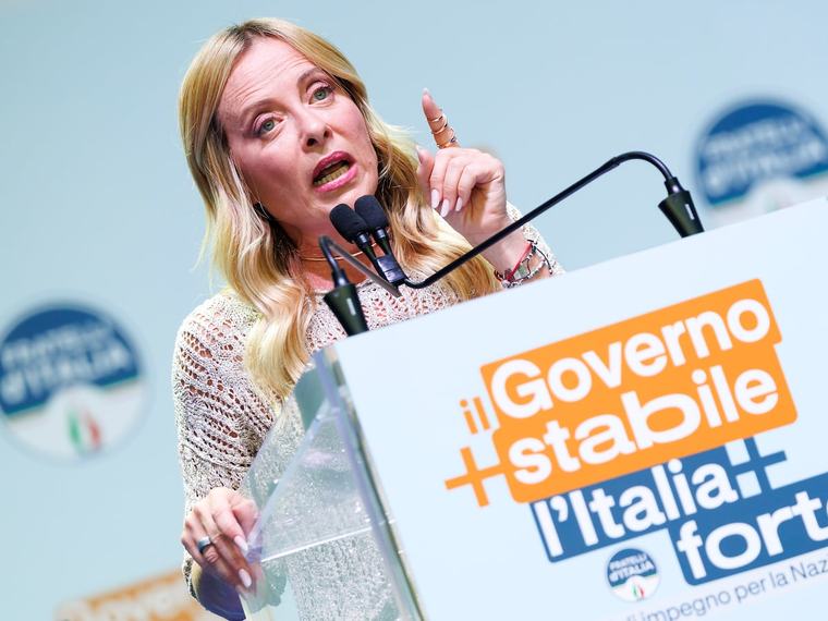 L’esecutivo celebra il record a Bari, boato per Meloni sul palco: “Ci hanno chiamato estremisti per anni e poi hanno copiato tutto in Ue”