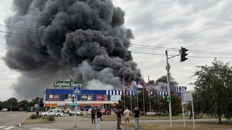 Il Cremlino: "Negoziati sospesi con l'Ucraina". Zelensky: "Abbattuto un bombardiere russo"