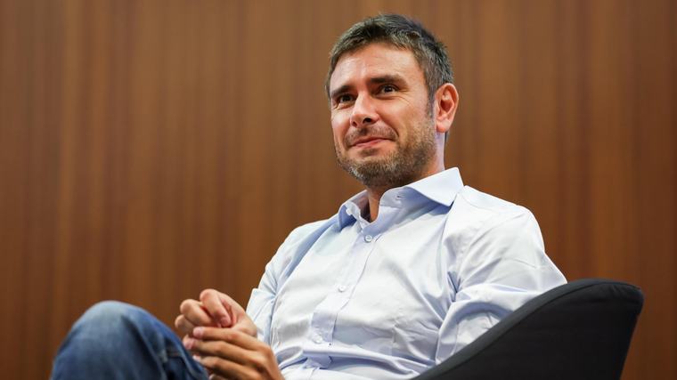 Di Battista è stato operato a Cuba: condizioni peggiorate, slitta il rientro in Italia
