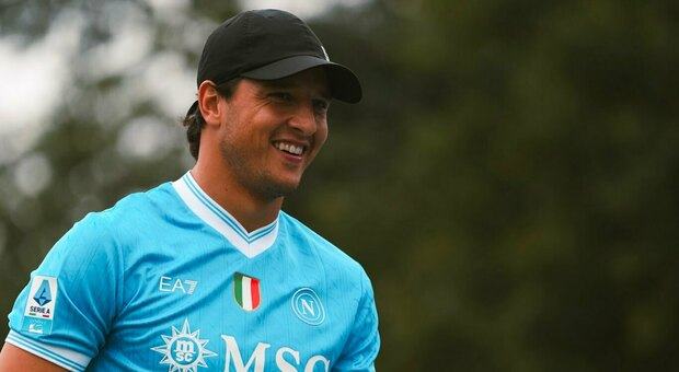 Luciano Darderi si allena con la maglia del Napoli per gli Us Open