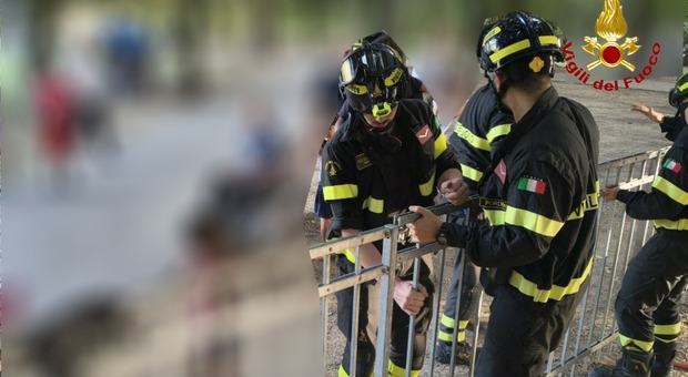 Bambino di 2 anni resta incastrato con la testa nell'inferriata del parco giochi, il papà chiama aiuto: liberato dai vigili del fuoco