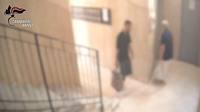 Rapinatore seriale arrestato a Scampia, tradito da un video nell'ascensore