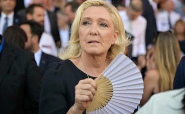 Francia, il sondaggio è una mazzata per Emmanuel Macron: vola Marine Le Pen