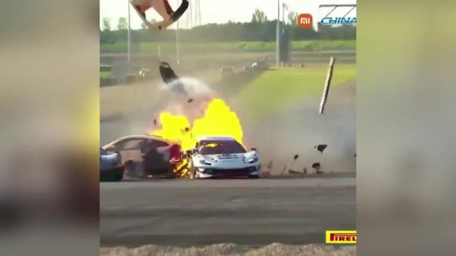 Terribile incidente in gara: la Ferrari prende fuoco, un pilota si ferma e salva il collega