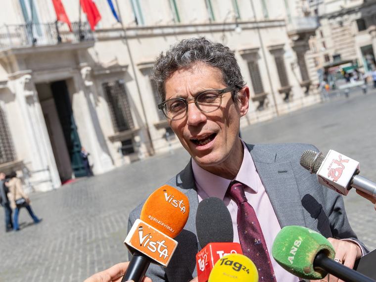 Stanno sfilando “+Europa” a Magi a suon di regolamento