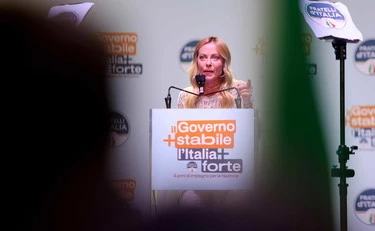 Giorgia Meloni ferma il comizio a Bari: "Era mia figlia al telefono"