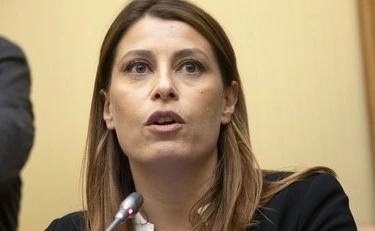 Lady Fratoianni cerca scuse per il marito al lido Vip