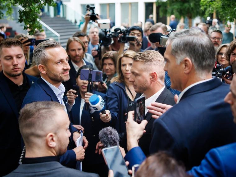 “Circonderemo il Palazzo”. La minaccia antifà contro l’elezione di AfD