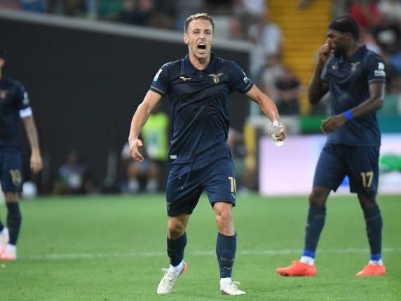 Frattesi e Gudmundsson rispondono a Karlstrom: la Lazio vince anche a Udine ed è in vetta