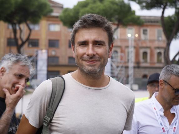 Come sta Di Battista: l'angoscia degli amici dopo l'aggravarsi delle condizioni: «Ora serviranno settimane»