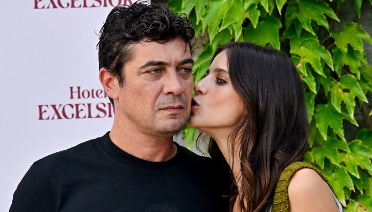 Benedetta Porcaroli e Riccardo Scamarcio, arrivo di coppia a Venezia 83: complici al Lido