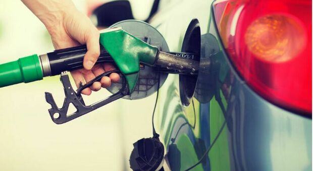 Taglio accise diesel prorogato al 10 settembre. Prezzi carburanti ancora su, benzina self a 2,046 euro