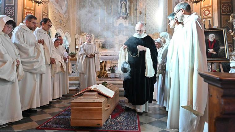 «Solo il Vangelo»: così l’ultimo saluto a Enzo Bianchi