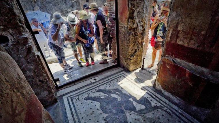 Estate rovente, il Louvre soffre il caldo e Pompei fa il pieno: così il clima cambia i musei
