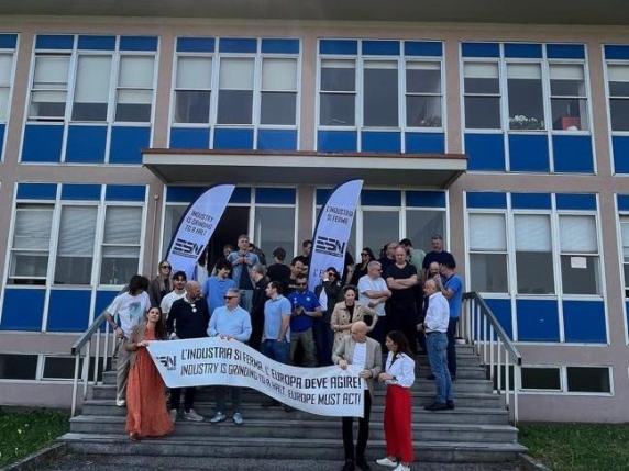 Gli imprenditori dei motori elettrici con bare e Tir in strada a Bruxelles per modificare le regole Ue: «Fermate il dumping cinese»