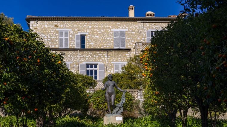 Furto da 9 milioni al Museo Renoir in Francia, rubati quattro quadri, uno abbandonato nella fuga