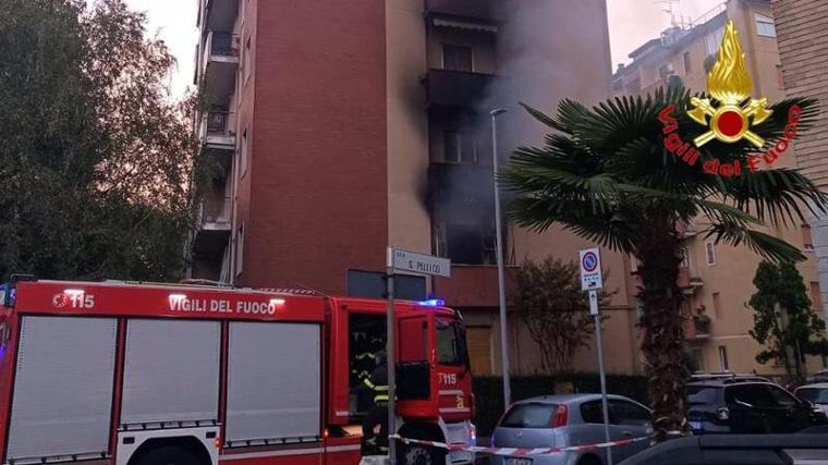 Milano, incendio in un ostello: stabile evacuato, dieci persone intossicate