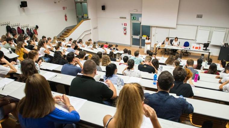 Medicina, domani via al semestre aperto. Più lezioni, appelli posticipati e cosa cambia nelle prove