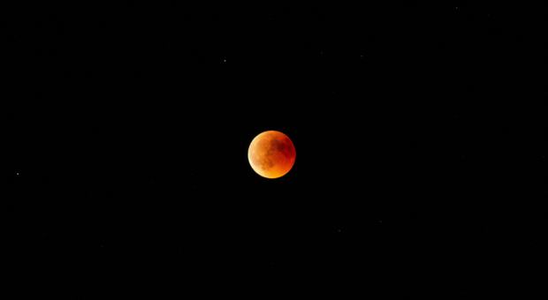 Eclissi della Luna Rossa il 28 agosto: perché il satellite cambierà colore prima di tramontare e quando puntare la sveglia