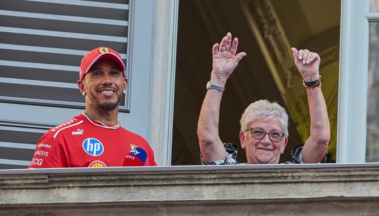 La mamma di Lewis Hamilton manda in visibilio Milano, ovazione per i piloti Ferrari in Piazza Duomo
