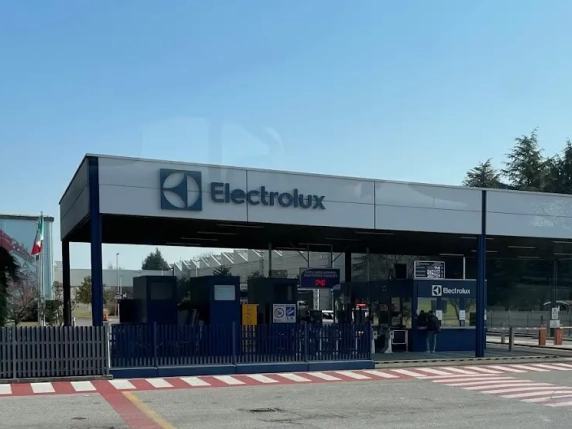 Electrolux conferma la chiusura di Cerreto d’Esi e 1.450 esuberi in Italia: i sindacati proclamano 8 ore di sciopero